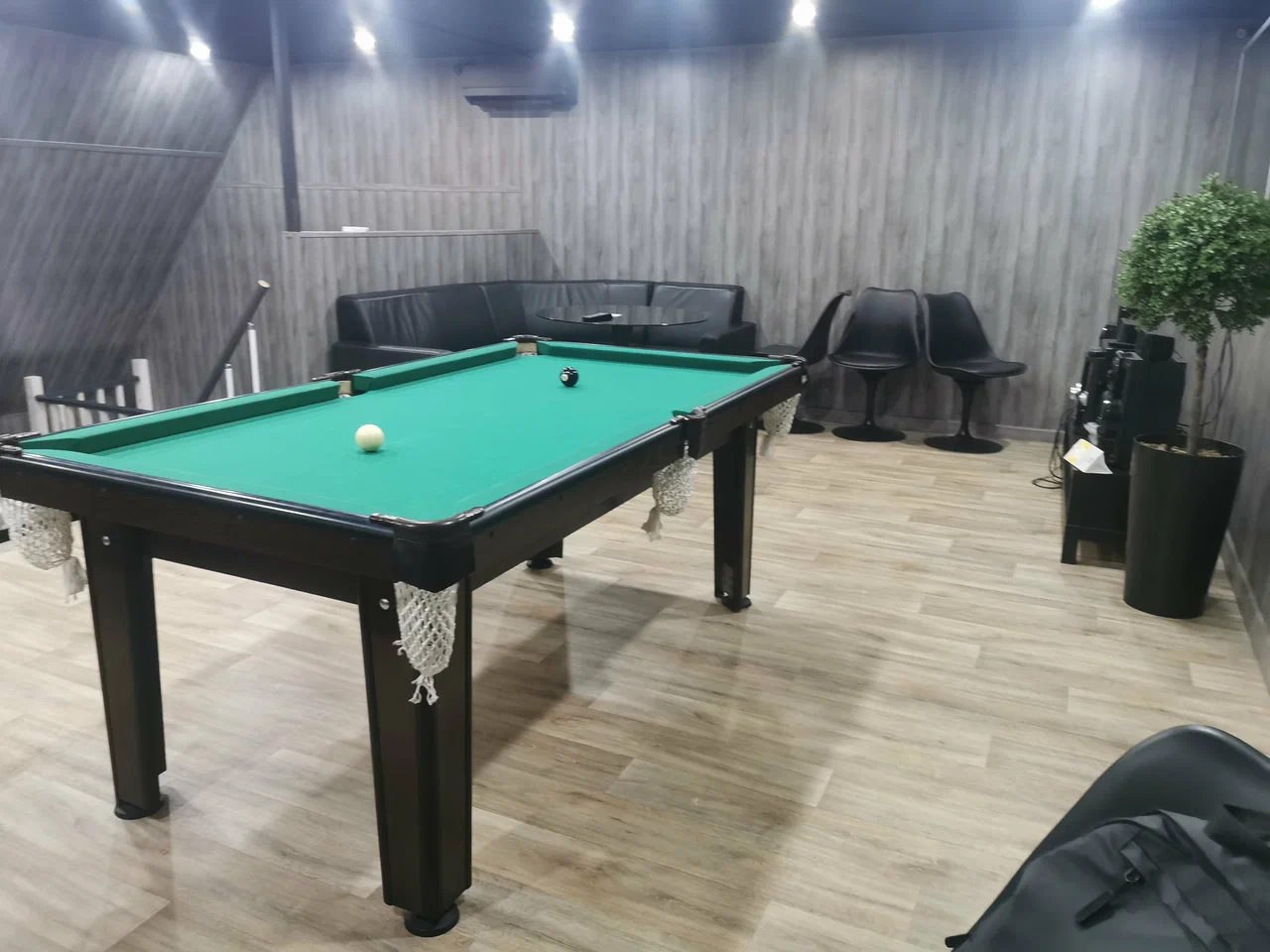 Клиентская зона с бильярдом и PS